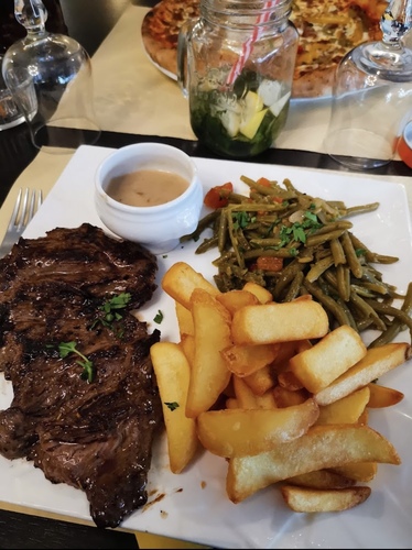 Une assiette contenant une belle entrecote de votre restaurant Bella Casa Nemours