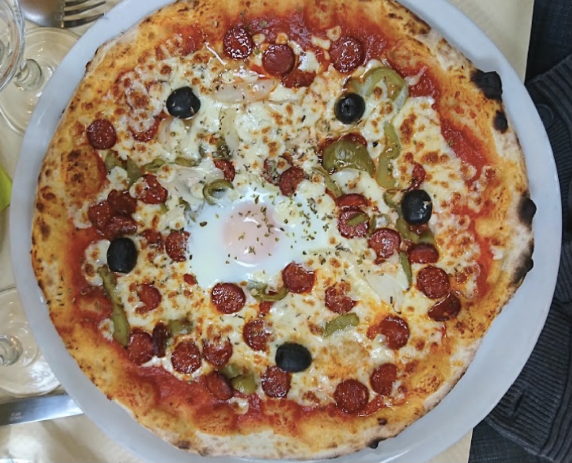 Une assiette contenant un belle pizza Orientale de votre restaurant Bella Casa Nemours