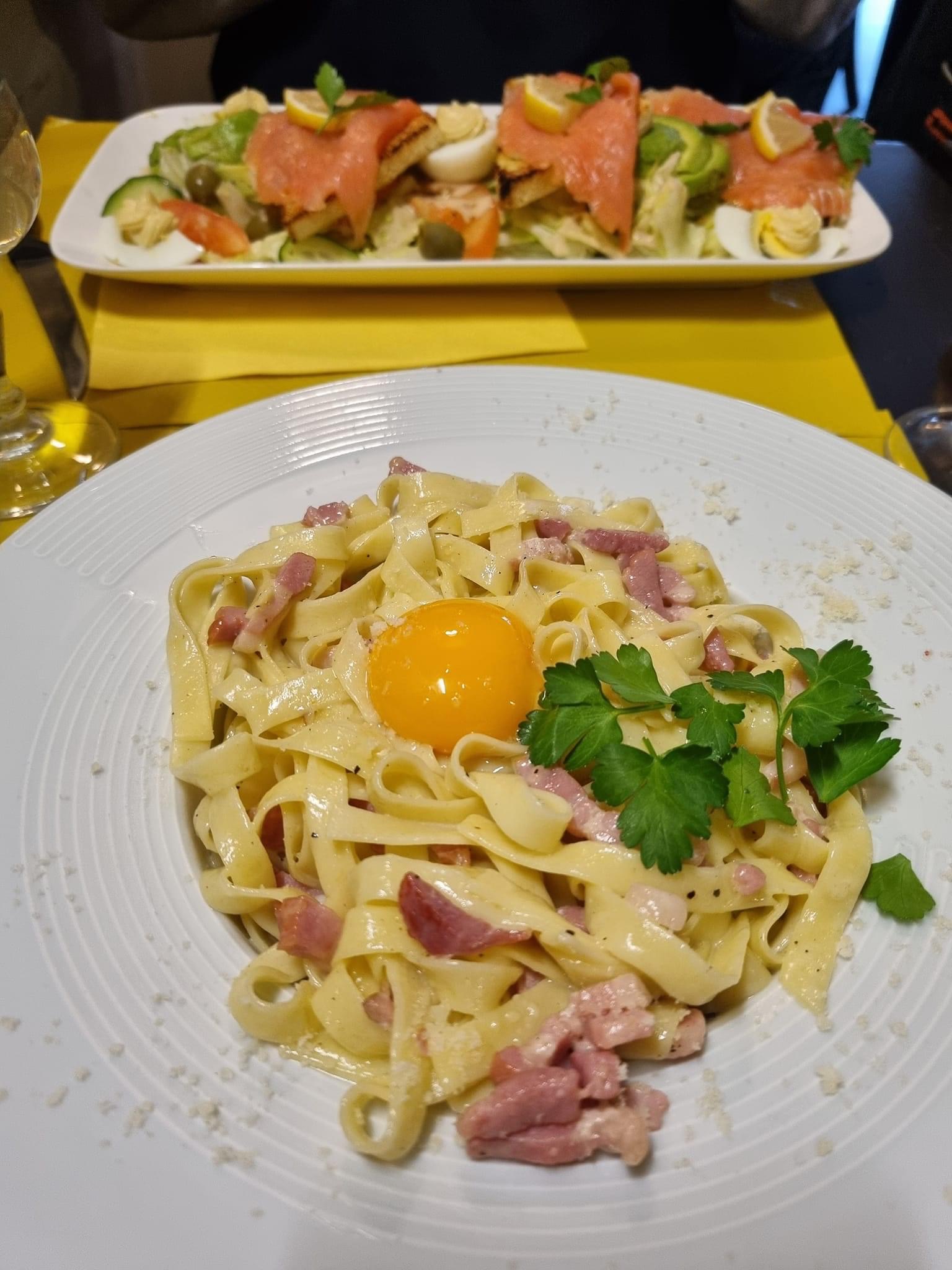 Une assiette contenant des tagliatelles à la Carbonara de votre restaurant Bella Casa Nemours