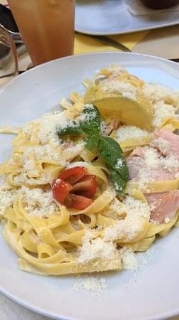 Une assiette contenant de belles Tagliatelles au Saumon de votre restaurant Bella Casa Nemours